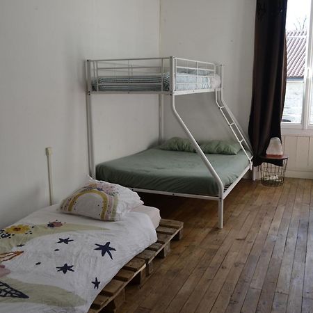 Grande Chambre Familiale Pour 2 A 5 Personnes Apartment Chef-Boutonne Exterior photo