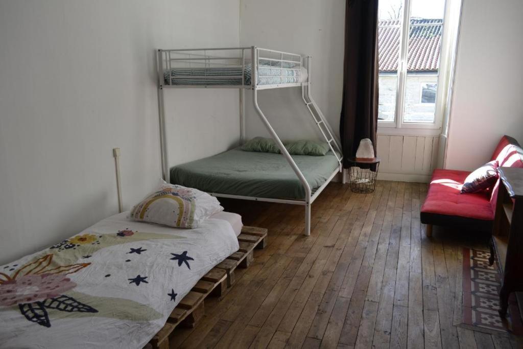 Grande Chambre Familiale Pour 2 A 5 Personnes Apartment Chef-Boutonne Exterior photo