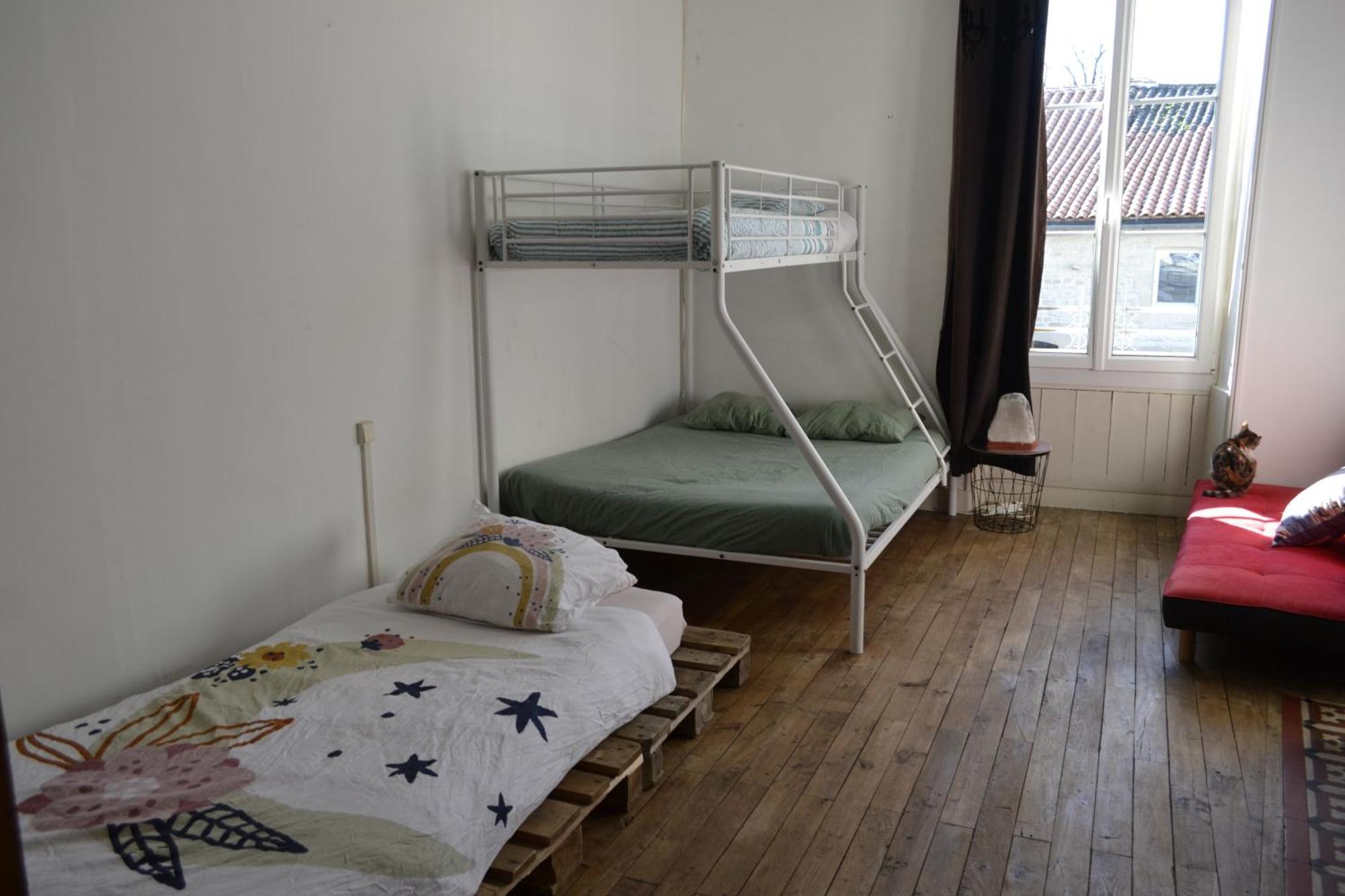 Grande Chambre Familiale Pour 2 A 5 Personnes Apartment Chef-Boutonne Exterior photo